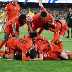 c7娱乐-现场观众深陷足球比赛的激烈竞争中