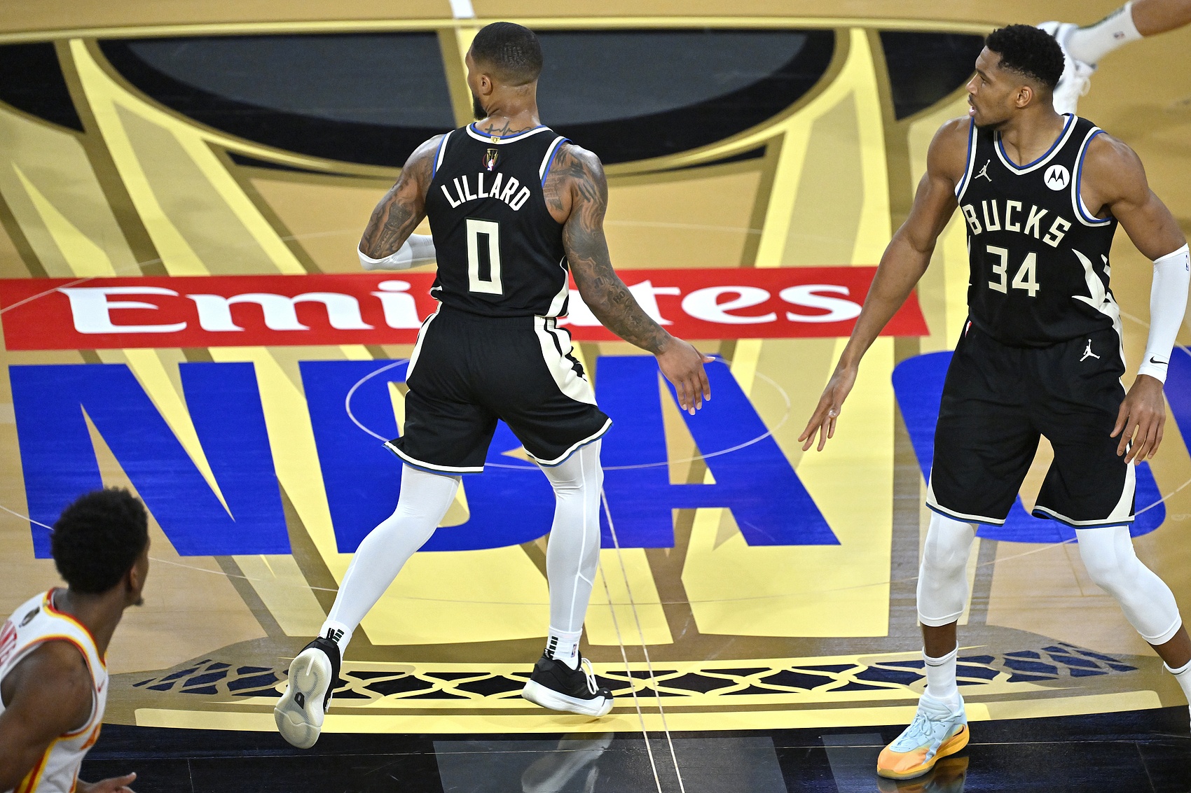 关于雄鹿在勇士主场力挫对手，场外风波不影响战绩的信息