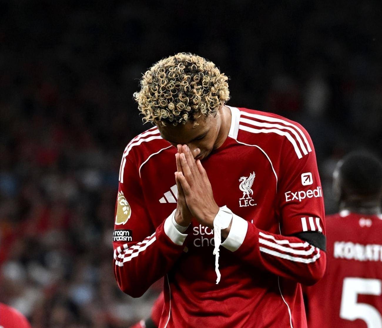 包含利物浦铁卫厉害发威，助球队锁定胜局的词条